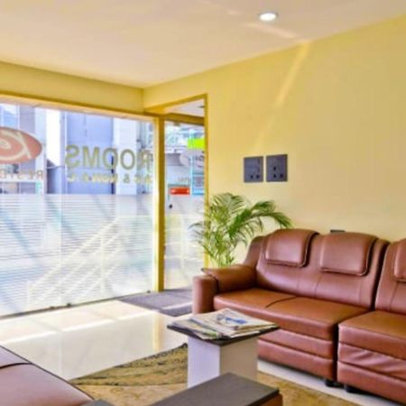 Kenz Residency Hotel Kochi Екстериор снимка